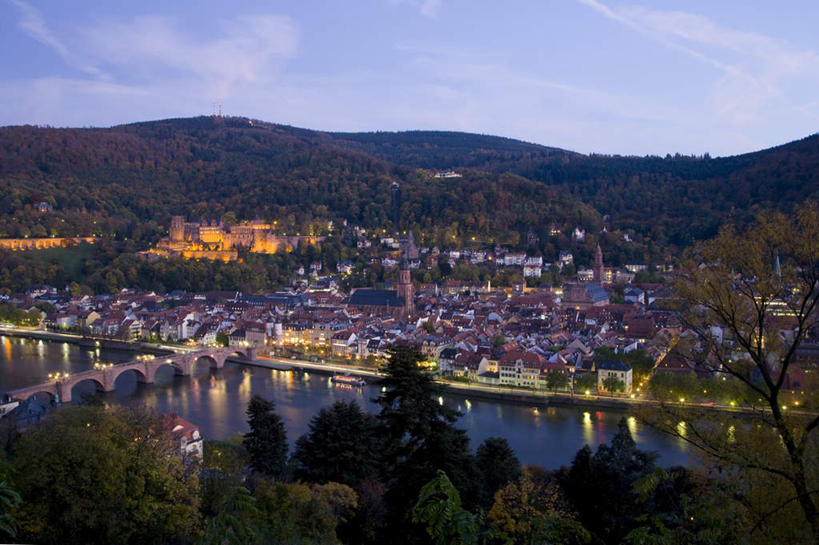 无人,家,横图,俯视,室外,白天,度假,草地,草坪,河流,美景,山,山脉,水,植物,城市风光,城市,路灯,照明,德国,欧洲,阴影,光线,影子,堡垒,城堡,房屋,屋子,河水,景观,山峰,水流,云,云朵,灯光,山峦,云彩,娱乐,楼房,住宅,灯,草,树,树木,蓝色,绿色,白云,蓝天,天空,自然,群山,天,享受,休闲,景色,放松,生长,晴朗,成长,照亮,照明设备,西欧,要塞,德意志联邦共和国,海德堡,设防,晴空,彩图,高角度拍摄,房子