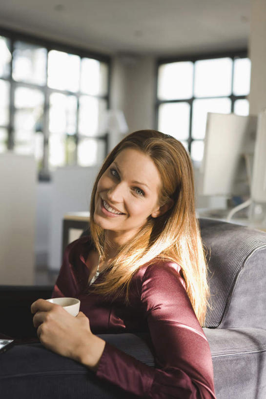 西方人,一个人,商务人士,商务女性,办公室,坐,笑,微笑,露齿笑,竖图,室内,白天,侧面,桌子,欧洲,欧洲人,仅一个女性,仅一个人,套装,办公桌,注视,观察,回头,看,转头,仅一个中年女性,观看,察看,关注,商务装,工薪阶层,女人,女性,中年女性,白种人,白领,上班族,坐着,半身,彩图