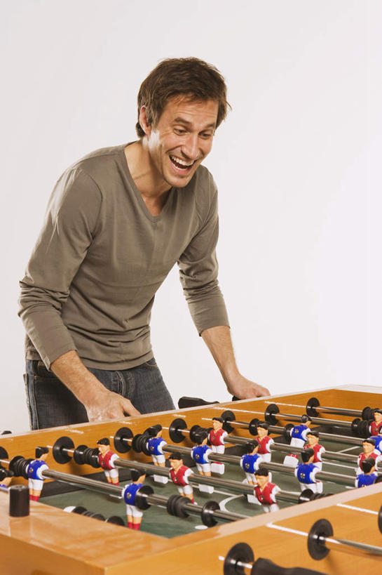 西方人,一个人,站,笑,微笑,露齿笑,竖图,室内,白天,白色背景,正面,锻炼,游戏,运动,足球,欧洲,欧洲人,仅一个男性,仅一个人,仅一个中年男性,握,服装,拿,玩,拿着,注视,娱乐,衣服,观察,看,站着,休闲,握着,摄影,服饰,影棚,观看,活动,察看,衣着,穿着,发泄,关注,消遣,智力,桌式足球,桌上足球,宣泄,衣饰,体育,男人,男性,中年男性,白种人,玩耍,嬉戏,站立,半身,彩图,影棚拍摄,健身,拍摄