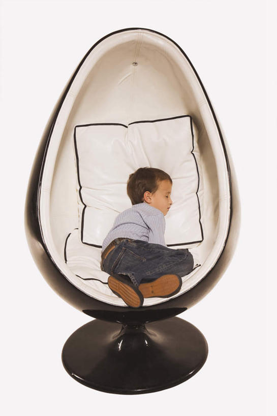 西方人,儿童,一个人,坐,睡,竖图,室内,白天,白色背景,纯洁,椅子,欧洲,欧洲人,仅一个男性,仅一个人,服装,注视,一个,小孩,背面,衣服,观察,看,仅一个小孩,可爱,童年,童趣,摄影,服饰,影棚,单个,观看,察看,衣着,穿着,关注,童真,烂漫,无邪,球椅,太空椅,鸡蛋椅,衣饰,天真,男孩,男人,男性,白种人,孩子,困,困觉,寝息,睡觉,坐着,彩图,全身,影棚拍摄,拍摄,男生