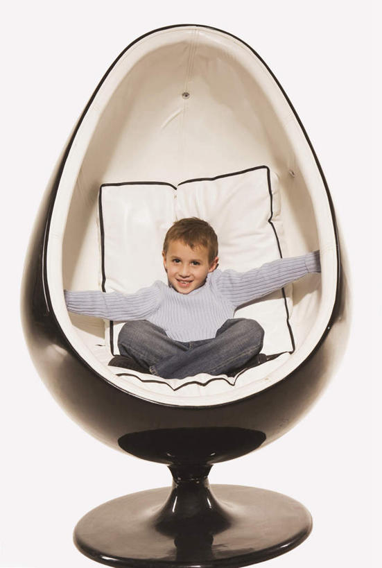 西方人,儿童,一个人,坐,盘腿,竖图,室内,白天,白色背景,正面,纯洁,椅子,欧洲,欧洲人,仅一个男性,仅一个人,服装,注视,一个,小孩,衣服,观察,看,仅一个小孩,可爱,童年,童趣,摄影,服饰,影棚,单个,观看,察看,衣着,穿着,关注,童真,烂漫,无邪,球椅,太空椅,鸡蛋椅,衣饰,天真,男孩,男人,男性,白种人,孩子,盘腿而坐,盘膝,盘着腿的,盘着腿坐,双腿交叉,坐着,彩图,全身,影棚拍摄,拍摄,男生