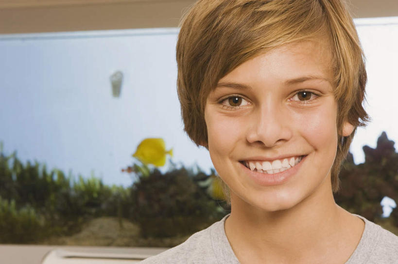 西方人,儿童,脸,头,脸颊,一个人,站,笑,微笑,露齿笑,横图,室内,特写,白天,正面,纯洁,欧洲,欧洲人,仅一个男性,仅一个人,表演,服装,注视,肩膀,水族馆,小孩,衣服,观察,看,站着,仅一个小孩,展示,可爱,童年,童趣,海底世界,服饰,观看,展览,察看,衣着,饲养,穿着,关注,童真,烂漫,无邪,收集,衣饰,极地海洋世界,天真,男孩,男人,男性,白种人,孩子,头部,脸部,脸蛋,面部,站立,半身,彩图,男生