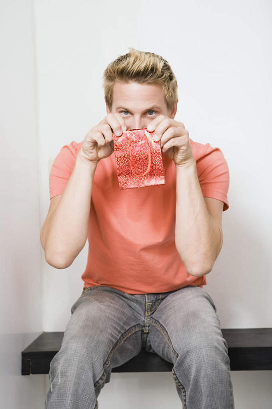 西方人,一个人,坐,竖图,室内,白天,正面,购物,消费,袋子,欧洲,欧洲人,仅一个男性,仅一个人,仅一个中年男性,握,服装,包装袋,手提袋,购物袋,拿,拿着,注视,上衣,衣服,红色,观察,看,橘色,握着,金融,试衣间,服饰,观看,察看,衣着,穿着,购买,关注,贸易,衣饰,男人,男性,中年男性,白种人,坐着,半身,彩图