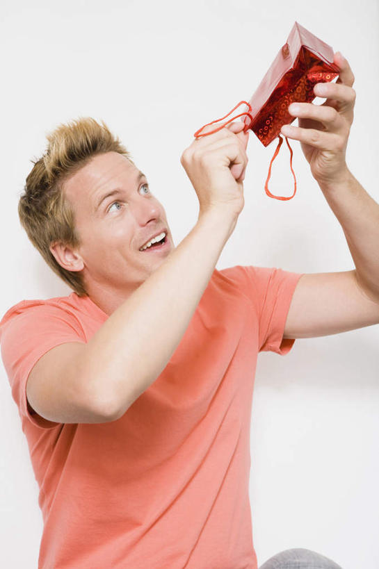 西方人,一个人,坐,笑,微笑,露齿笑,竖图,室内,白天,正面,购物,消费,袋子,欧洲,欧洲人,仅一个男性,仅一个人,仅一个中年男性,握,服装,包装袋,手提袋,购物袋,拿,拿着,注视,上衣,衣服,红色,观察,看,橘色,握着,金融,试衣间,服饰,观看,察看,衣着,穿着,购买,关注,贸易,衣饰,男人,男性,中年男性,白种人,坐着,半身,彩图