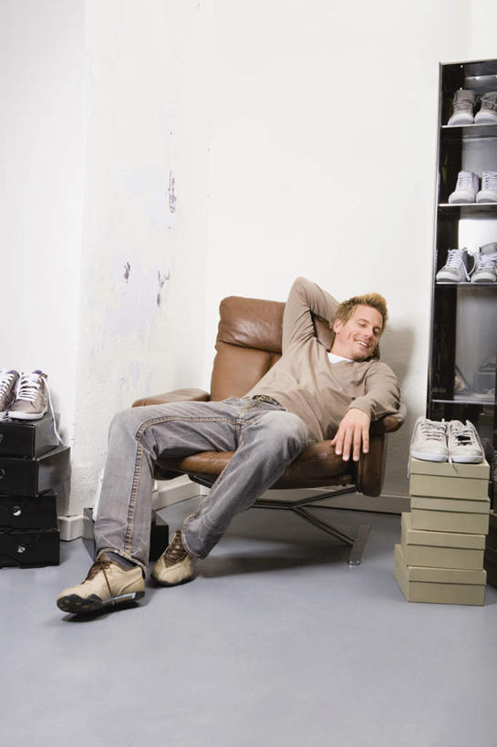 西方人,头,一个人,商店,坐,摸,竖图,室内,白天,正面,运动鞋,购物,消费,衣帽间,超市,鞋子,椅子,欧洲,欧洲人,仅一个男性,仅一个人,仅一个中年男性,抚摸,服装,墙,很多,注视,鞋柜,墙壁,墙面,衣服,观察,看,金融,百货,服饰,观看,察看,衣着,服装店,穿着,关注,鞋盒,选购,贸易,百货公司,服饰店,血拼,衣饰,男人,男性,中年男性,白种人,头部,触摸,接触,坐着,彩图,全身,购物商场,购物中心,商业中心