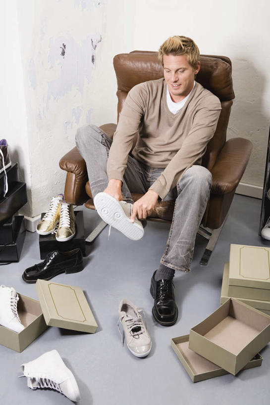 西方人,一个人,商店,坐,竖图,室内,白天,正面,运动鞋,购物,消费,衣帽间,超市,鞋子,椅子,欧洲,欧洲人,仅一个男性,仅一个人,仅一个中年男性,服装,墙,很多,注视,鞋柜,墙壁,墙面,衣服,观察,看,试穿,金融,百货,服饰,观看,察看,衣着,服装店,穿着,关注,鞋盒,选购,贸易,百货公司,服饰店,血拼,衣饰,男人,男性,中年男性,白种人,坐着,彩图,全身,购物商场,购物中心,商业中心