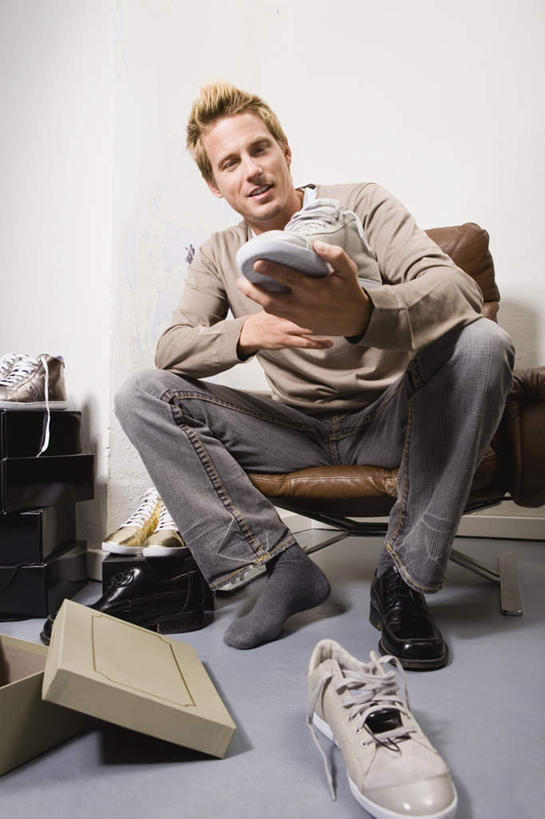 西方人,一个人,商店,坐,竖图,室内,白天,正面,运动鞋,购物,消费,衣帽间,超市,鞋子,椅子,欧洲,欧洲人,仅一个男性,仅一个人,仅一个中年男性,握,服装,墙,很多,拿,拿着,注视,鞋柜,墙壁,墙面,衣服,观察,看,握着,金融,百货,服饰,观看,察看,衣着,服装店,穿着,关注,鞋盒,选购,贸易,百货公司,服饰店,血拼,衣饰,男人,男性,中年男性,白种人,坐着,彩图,全身,购物商场,购物中心,商业中心