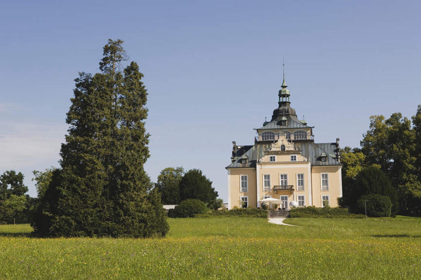 无人,家,横图,室外,白天,正面,旅游,度假,草地,草坪,植物,别墅,标志建筑,地标,建筑,奥地利,欧洲,阴影,光线,影子,房屋,屋子,公寓,娱乐,建设,洋房,楼房,住宅,草,树,树木,蓝色,绿色,蓝天,天空,阳光,自然,天,享受,休闲,旅游胜地,放松,生长,晴朗,成长,中欧,万里无云,首府,萨尔斯堡,奥地利共和国,萨尔茨堡,萨尔茨堡州,萨尔茨卡默古特,格蒙登,特劳恩湖,晴空,晴空万里,彩图,房子