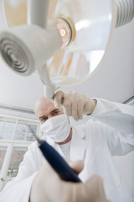 西方人,一个人,医生,牙科医生,医院,站,竖图,室内,白天,仰视,工作服,制服,欧洲,欧洲人,仅一个男性,仅一个人,仅一个中年男性,戴,握,服装,分离,工具,过滤,拿,分开,拿着,注视,衣服,口罩,手套,观察,看,站着,医护人员,医疗人员,隔断,橡胶,握着,遮掩,服饰,电灯,观看,隔离,察看,卫生,掩盖,遮挡,衣着,穿着,关注,净化,间隔,橡胶手套,预防,橡胶制品,遮盖,防尘,医疗机构,牙钻,医用手套,掩饰,断绝,隔开,屏蔽,屏绝,远离,中断,阻遏,阻隔,工作制服,衣饰,男人,男性,中年男性,白种人,大夫,牙医,站立,半身,彩图,低角度拍摄,工作套服,病院,诊所