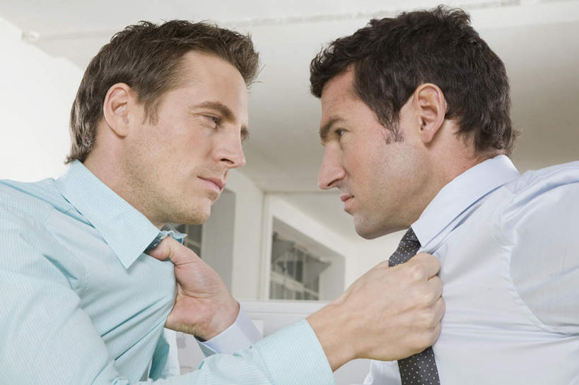 西方人,两个人,伙伴,朋友,商务人士,商务男性,站,横图,室内,白天,仰视,衬衫,友谊,合作,团队,欧洲,欧洲人,拉扯,套装,领带,注视,衣领,观察,看,站着,战略,观看,察看,关注,商务装,工薪阶层,联合,合谋,配合,协作,男人,男性,年轻男性,白种人,白领,上班族,站立,半身,彩图,低角度拍摄,衬衣