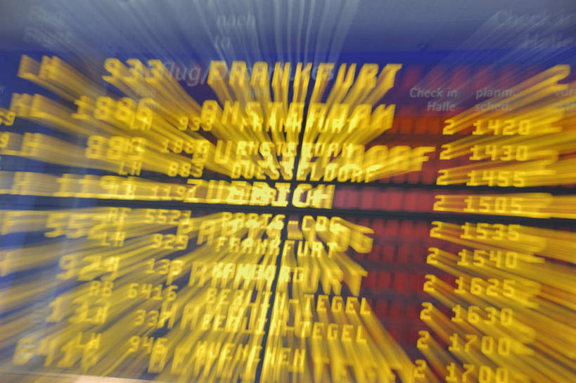 无人,机场,横图,室内,特写,白天,仰视,飞机场,朦胧,模糊,英文,标志,文字,字符,字母,标识,排列,黄色,英文字母,摆列,航空站,空港,彩图,低角度拍摄,布列,分列