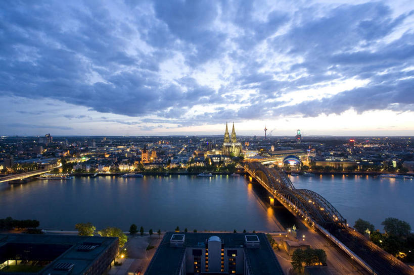 无人,教堂,横图,俯视,航拍,室外,白天,旅游,度假,河流,名胜古迹,日落,水,标志建筑,大桥,地标,建筑,立交桥,桥梁,德国,欧洲,节日,遗迹,地平线,河水,水流,晚霞,霞光,云,云朵,落日,高架,斜拉桥,桥,辽阔,地面,云彩,古迹,文化,文物,娱乐,建设,古建筑,蓝色,白云,蓝天,天空,黄昏,天,祈祷,享受,休闲,广阔,健康,旅游胜地,彩霞,放松,许愿,宗教,信仰,晴朗,纪念,一望无际,祈求,西欧,鸟瞰,延伸,信念,古文明,德意志联邦共和国,天地相交,科隆大教堂,科隆,无边无际,一马平川,夕照,霍亨索伦桥,平安,晴空,夕阳,彩图,高角度拍摄,大教堂,礼拜堂,斜阳