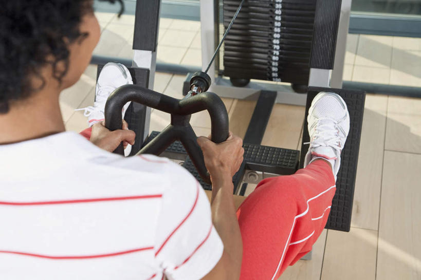 西方人,一个人,健身房,坐,横图,俯视,室内,白天,锻炼,运动,地板,欧洲,欧洲人,仅一个年轻女性,仅一个女性,仅一个人,握,服装,地面,拿,拿着,注视,娱乐,运动器械,木地板,衣服,把手,观察,看,享受,休闲,健身器械,放松,握着,服饰,观看,察看,衣着,穿着,关注,健身器材,室内运动,衣饰,划船器,划船机,体育,年轻女性,女人,女性,白种人,坐着,半身,彩图,高角度拍摄,健身,健身馆,运动器材