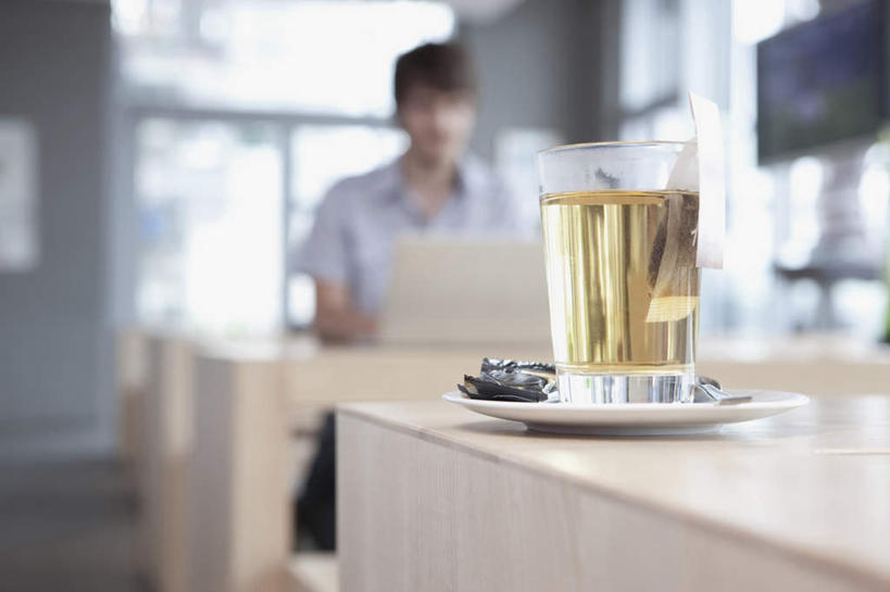 西方人,一个人,餐厅,坐,横图,室内,白天,正面,电脑,笔记本电脑,餐桌,窗户,桌子,杯子,欧洲,欧洲人,仅一个男性,仅一个人,服装,朦胧,模糊,网络,注视,通讯设备,玻璃窗,玻璃制品,仅一个年轻男性,衣服,水杯,观察,看,服饰,餐台,观看,察看,无线,衣着,穿着,关注,通信设备,无线网络,茶叶包,无线上网,便携式电脑,衣饰,手提电脑,男人,男性,年轻男性,白种人,玻璃杯,坐着,半身,彩图