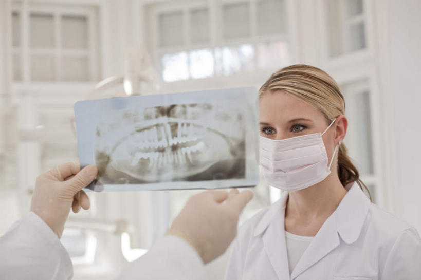 西方人,背部,两个人,医生,牙科医生,办公室,医院,站,横图,x光片,室内,白天,正面,工作服,制服,欧洲,欧洲人,戴,握,服装,朦胧,模糊,分离,辐射,科学,医学,过滤,拿,分开,拿着,注视,衣服,口罩,手套,观察,看,站着,医护人员,医疗人员,隔断,橡胶,握着,遮掩,服饰,观看,隔离,察看,医疗,卫生,科学技术,x射线,掩盖,遮挡,衣着,穿着,关注,净化,间隔,橡胶手套,预防,x光,橡胶制品,遮盖,防尘,医疗机构,医用手套,掩饰,断绝,隔开,屏蔽,屏绝,远离,中断,阻遏,阻隔,工作制服,衣饰,男人,男性,年轻男性,年轻女性,女人,女性,白种人,大夫,牙医,站立,半身,彩图,工作套服,病院,诊所,电磁波,电磁辐射