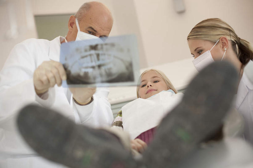 西方人,儿童,三个人,家庭,母亲,女儿,医生,病人,牙科医生,办公室,医院,站,躺,横图,x光片,室内,白天,正面,工作服,制服,纯洁,欧洲,欧洲人,戴,握,服装,朦胧,模糊,分离,辐射,科学,医学,过滤,拿,分开,拿着,注视,小孩,衣服,口罩,手套,观察,看,站着,医护人员,医疗人员,温暖,温馨,母女,一家人,隔断,橡胶,可爱,母爱,童年,童趣,握着,遮掩,服饰,观看,隔离,和睦,察看,医疗,卫生,科学技术,x射线,掩盖,遮挡,衣着,穿着,关注,净化,间隔,橡胶手套,预防,x光,童真,橡胶制品,烂漫,无邪,遮盖,防尘,医疗机构,医用手套,掩饰,断绝,隔开,屏蔽,屏绝,远离,中断,阻遏,阻隔,工作制服,衣饰,卧着,天真,男人,男性,年轻女性,女孩,女人,女性,中年男性,白种人,孩子,年轻人,大夫,患者,就医者,牙医,躺着,卧,站立,半身,彩图,工作套服,病院,诊所,融洽,女生,电磁波,电磁辐射