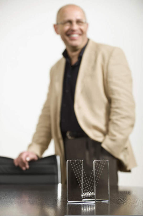 西方人,一个人,商务人士,商务男性,办公室,站,笑,微笑,露齿笑,竖图,室内,白天,正面,衬衫,游戏,桌子,欧洲,欧洲人,仅一个男性,仅一个人,戴,撞球,套装,眼镜,办公桌,玩,注视,娱乐,观察,看,站着,仅一个老年男性,休闲,益智,观看,活动,碰撞,察看,发泄,关注,消遣,智力,钢球,商务装,手插袋,单手插袋,近视眼镜,工薪阶层,循环,牛顿摆,物理,单手抄兜,单手放兜,宣泄,力学,惯性,惯性钢球,牛顿摆球,摇摆球,撞撞球,老年男性,男人,男性,白种人,白领,上班族,插兜,手插兜,手放口袋,玩耍,嬉戏,站立,半身,彩图,衬衣,手抄兜