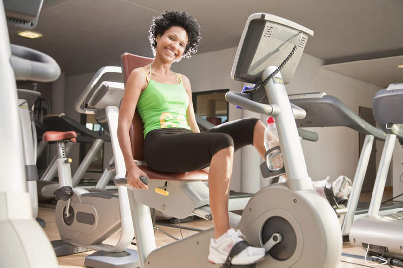 西方人,一个人,健身房,坐,笑,微笑,露齿笑,横图,室内,白天,仰视,锻炼,运动,欧洲,欧洲人,仅一个年轻女性,仅一个女性,仅一个人,服装,注视,娱乐,运动器械,衣服,观察,看,享受,休闲,健身器械,放松,服饰,观看,察看,衣着,穿着,关注,健身器材,室内运动,健身车,衣饰,体育,年轻女性,女人,女性,白种人,坐着,彩图,低角度拍摄,全身,健身,健身馆,运动器材