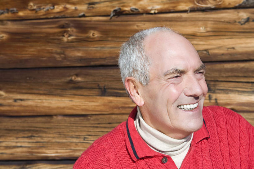 西方人,脸,头,脸颊,头发,一个人,家,木屋,坐,笑,微笑,露齿笑,横图,室内,特写,白天,侧面,旅游,度假,欧洲,欧洲人,仅一个男性,仅一个人,服装,注视,娱乐,上衣,肩膀,住宅,衣服,红色,白色,观察,看,仅一个老年男性,享受,休闲,放松,服饰,观看,察看,衣着,穿着,关注,衣饰,老年男性,男人,男性,白种人,头部,脸部,脸蛋,面部,玩耍,坐着,半身,彩图,茅舍,茅屋,棚屋,小木屋,小屋