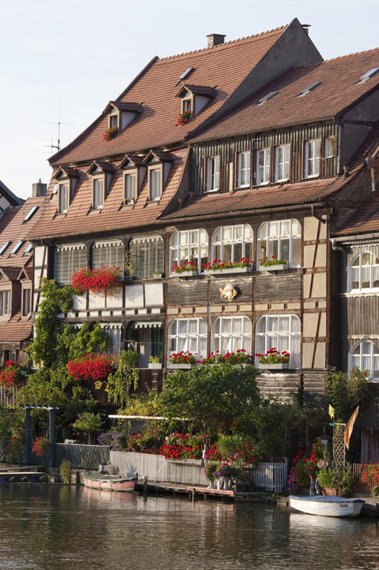 无人,家,竖图,室外,白天,正面,度假,河流,美景,水,植物,窗户,城市风光,城市,建筑,德国,欧洲,阴影,波纹,盛开,光线,瓦片,影子,房屋,墙,屋顶,屋子,河水,景观,水流,公寓,涟漪,花蕾,顶棚,瓦,娱乐,洋房,楼房,玻璃窗,墙壁,墙面,住宅,花,花瓣,花朵,鲜花,树,树木,蓝色,绿色,倒影,蓝天,水纹,天空,阳光,自然,波浪,天,花苞,花蕊,享受,休闲,景色,放松,建造,生长,晴朗,成长,倒映,西欧,屋瓦,万里无云,德意志联邦共和国,水晕,巴伐利亚,巴伐利亚州,拜恩州,拜恩自由州,反照,班贝格,晴空,晴空万里,彩图,房子