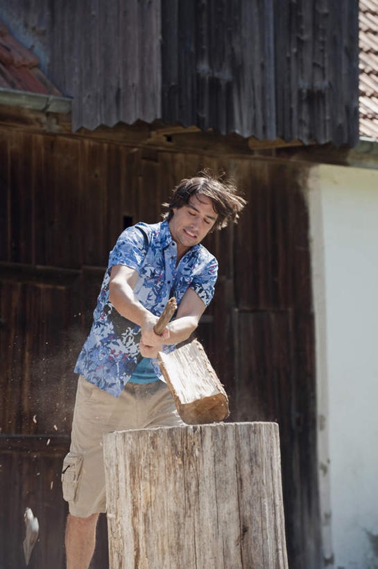 西方人,一个人,木匠,站,竖图,室外,白天,正面,欧洲,欧洲人,仅一个男性,仅一个人,握,服装,工具,木材,拿,拎,拿着,注视,仅一个年轻男性,衣服,观察,看,站着,握着,服饰,观看,察看,劈柴,衣着,穿着,关注,斧头,斧子,衣饰,男人,男性,年轻男性,白种人,木工,站立,半身,彩图,拎着