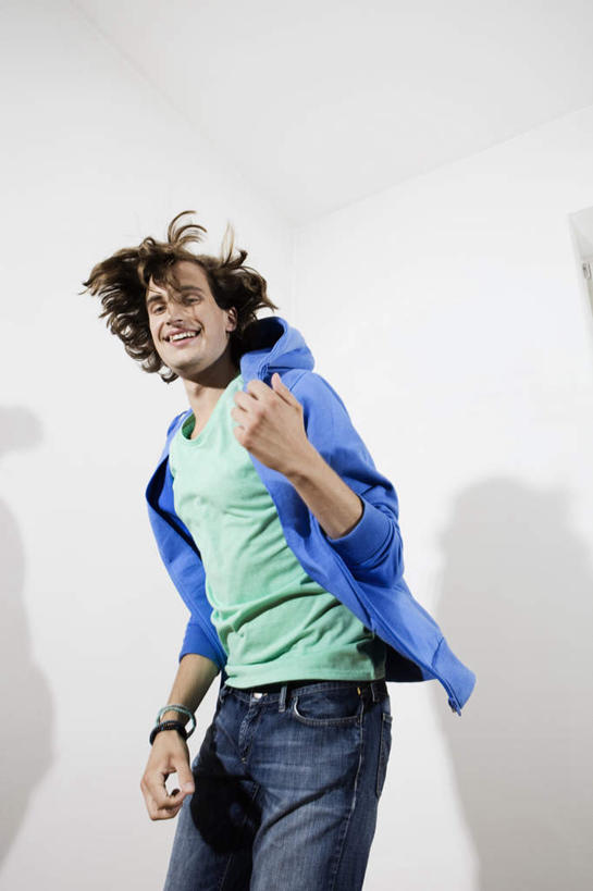 西方人,一个人,站,笑,微笑,露齿笑,竖图,室内,白天,正面,智慧,帽子,欧洲,欧洲人,仅一个男性,仅一个人,戴,突出,服装,注视,称赞,表扬,运动帽,仅一个年轻男性,衣服,观察,看,手势,站着,鸭舌帽,竖,服饰,观看,翘,高,察看,夸奖,衣着,优秀,穿着,关注,好,妙,顺利,出色,超群,杰出,卓越,奇妙,衣饰,聪明,男人,男性,年轻男性,白种人,大拇指,站立,半身,彩图