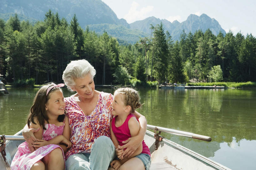 西方人,儿童,老年人,三个人,家庭,祖母,坐,抱,横图,室外,白天,正面,纯洁,湖,湖泊,水,船,叶子,欧洲,欧洲人,波纹,服装,船桨,湖面,水流,水面,绿叶,涟漪,注视,小孩,衣服,倒影,水纹,波浪,湖水,观察,看,温暖,温馨,一家人,嫩叶,可爱,童年,童趣,服饰,奶奶,抱着,观看,祖孙,和睦,察看,倒映,搂着,衣着,穿着,关注,童真,烂漫,无邪,外婆,外孙女,外祖母,水晕,衣饰,反照,天真,老年女性,女孩,女人,女性,白种人,孩子,孙女,叶,叶片,搂,搂抱,坐着,半身,彩图,融洽,女生