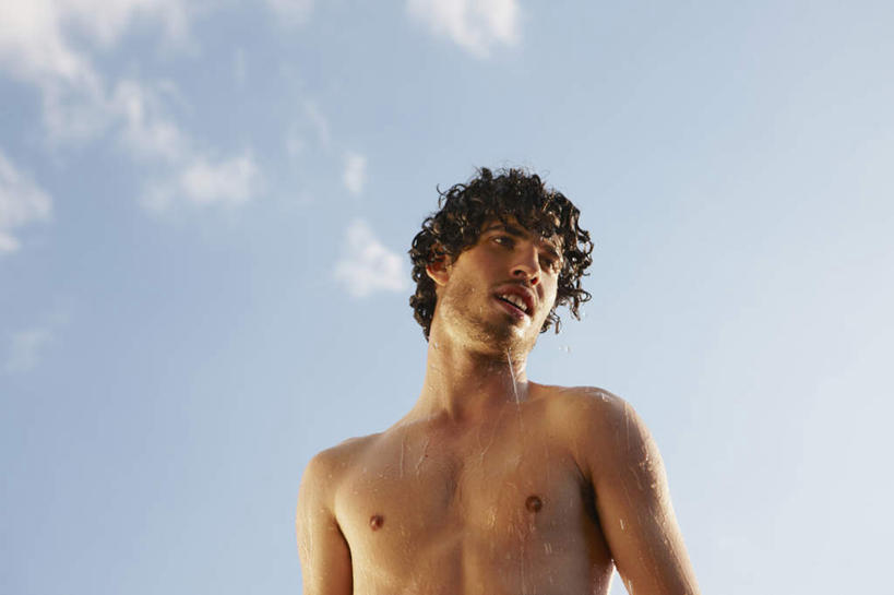 西方人,赤膊,一个人,站,横图,室外,白天,仰视,旅游,度假,欧洲,欧洲人,仅一个男性,仅一个人,云,云朵,云彩,注视,娱乐,仅一个年轻男性,蓝色,白云,蓝天,天空,天,观察,看,站着,享受,休闲,放松,晴朗,观看,察看,关注,男人,男性,年轻男性,白种人,卷发,晴空,玩耍,站立,半身,彩图,低角度拍摄