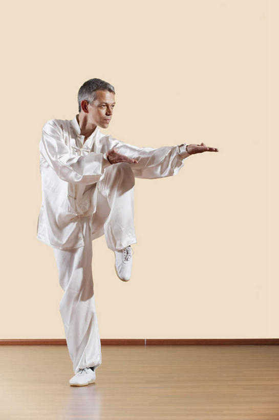 西方人,一个人,站,竖图,室内,白天,正面,锻炼,运动,地板,欧洲,欧洲人,仅一个男性,仅一个人,仅一个中年男性,服装,墙,地面,注视,木地板,墙壁,墙面,衣服,白色,观察,看,站着,服饰,观看,察看,衣着,穿着,关注,衣饰,体育,男人,男性,中年男性,白种人,站立,彩图,全身,健身,练功服