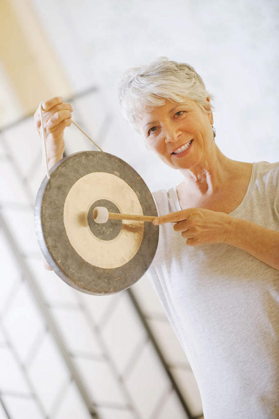 西方人,一个人,站,举,笑,微笑,露齿笑,竖图,室内,白天,正面,欧洲,欧洲人,仅一个女性,仅一个人,握,服装,钹,乐器,拿,拿着,注视,休闲装,衣服,观察,看,托,站着,休闲,休闲服,握着,服饰,仅一个老年女性,观看,打击乐器,察看,铙钹,铜钹,关注,老年女性,女人,女性,白种人,举起,举手,举着,向上举,向上伸,向上托,站立,半身,彩图