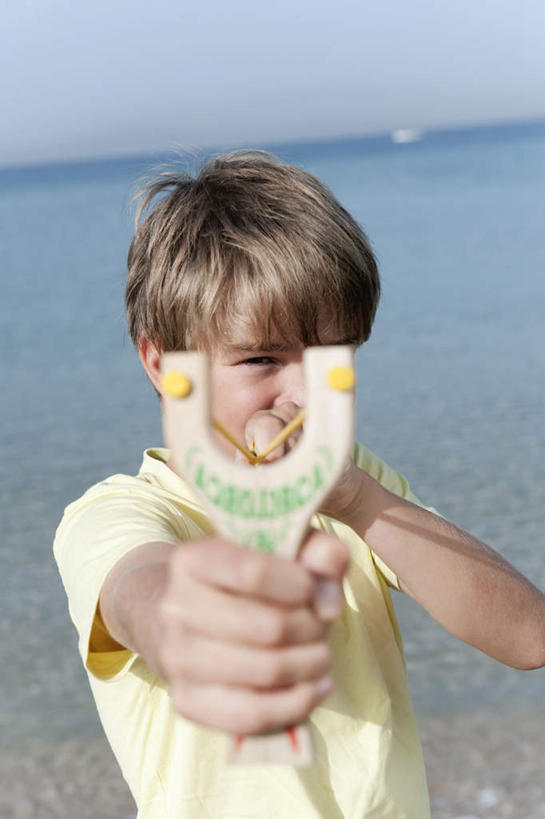 西方人,儿童,一个人,站,拉,举,竖图,室内,白天,正面,游戏,纯洁,沙滩,玩具,欧洲,欧洲人,仅一个男性,仅一个人,握,服装,朦胧,模糊,沙子,海岸,沙地,拿,玩,拿着,注视,休闲装,娱乐,小孩,衣服,蓝天,天空,天,观察,看,站着,仅一个小孩,休闲,休闲服,可爱,童年,童趣,益智,握着,服饰,观看,活动,察看,发泄,关注,消遣,智力,弹弓,瞄准,童真,烂漫,无邪,冷兵器,宣泄,游戏工具,远射兵器,天真,男孩,男人,男性,白种人,孩子,海滩,举起,举手,举着,玩耍,嬉戏,向上举,向上伸,站立,半身,彩图,男生