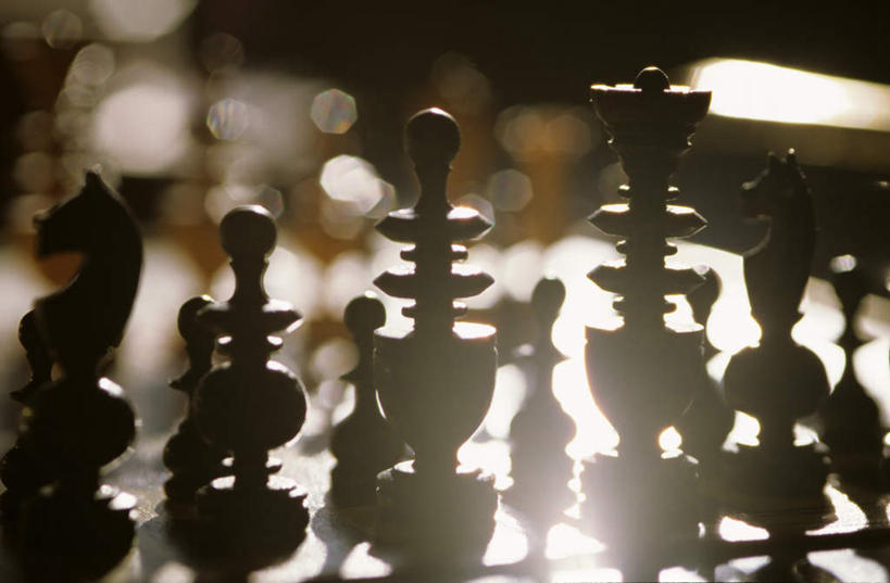 无人,横图,室内,特写,白天,正面,游戏,快乐,比赛,竞争,桌面,静物,一排,许多,阴影,朦胧,模糊,光线,影子,玩,娱乐,排列,阳光,象棋,休闲,棋盘,国际象棋,益智,活动,队列,发泄,消遣,智力,宣泄,玩耍,嬉戏,彩图