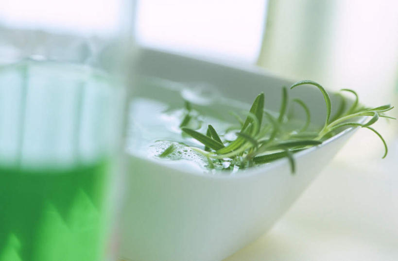 无人,横图,室内,特写,白天,正面,水,卫生间,浴室,叶子,护肤,朦胧,模糊,漂浮,液体,陶瓷,水滴,绿叶,陶瓷制品,玻璃制品,倒影,玻璃瓶,瓶子,碗,日用品,洗浴用品,清洁,保养,享受,休闲,嫩叶,沐浴乳,放松,保健,沐浴露,迷迭香,倒映,护肤品,护肤用品,舒缓,养颜,去污,紧肤,嫩肤,海洋之露,反照,淋浴房,叶,叶片,洗涤,彩图,冲凉房,沐浴间,沐浴室