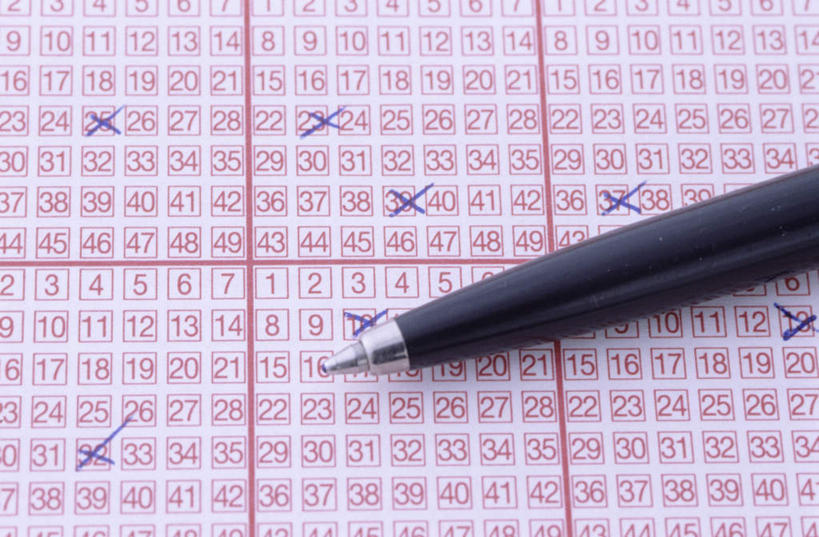 无人,横图,俯视,室内,特写,白天,游戏,赌博,贪欲,竞争,静物,笔,方格,格子,纸,办公用品,玩,娱乐,标记,刺激,文具,粉色,黑色,学习用品,休闲,活动,文具用品,一支,发泄,消遣,智力,彩票,投机,侥幸,欲望,宣泄,玩耍,嬉戏,彩图,高角度拍摄,胜负,输赢