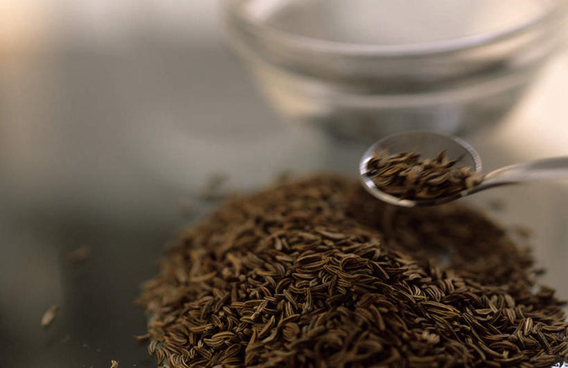 无人,横图,俯视,室内,特写,白天,杯子,一堆,许多,堆叠,堆积,朦胧,模糊,勺子,调味,香料,佐料,玻璃制品,水杯,调羹,汤匙,摄影,影棚,堆,枯茗,孜然,安息茴香,作料,玻璃杯,彩图,高角度拍摄,影棚拍摄,拍摄