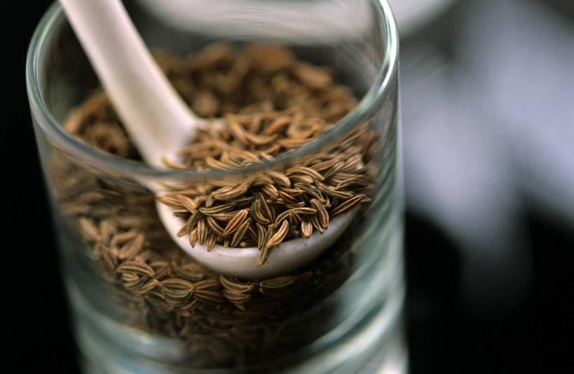 无人,横图,室内,特写,白天,正面,杯子,一堆,许多,阴影,堆叠,堆积,朦胧,模糊,反射,影子,勺子,调味,香料,佐料,玻璃制品,水杯,调羹,汤匙,摄影,影棚,堆,枯茗,孜然,安息茴香,作料,玻璃杯,彩图,影棚拍摄,拍摄