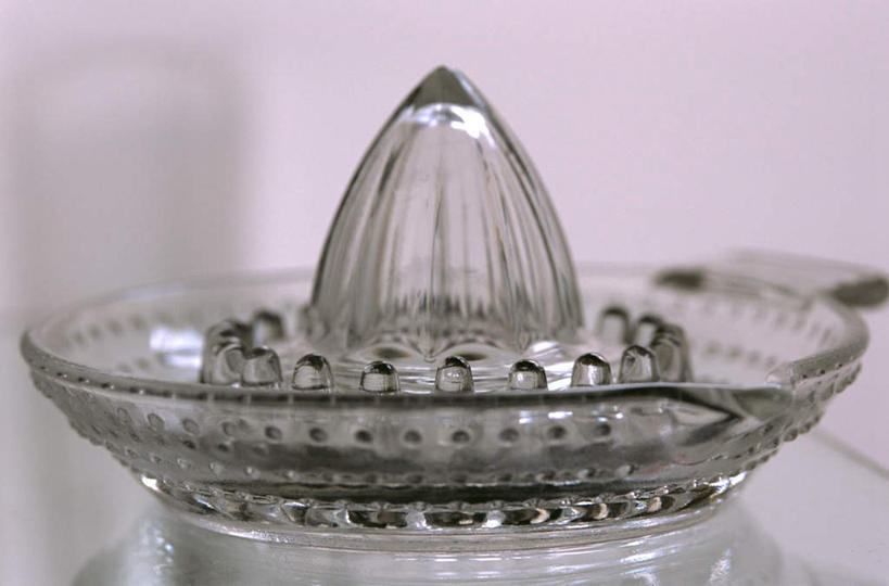 无人,横图,室内,特写,白天,正面,桌面,桌子,餐具,玻璃,朦胧,模糊,碟子,盘,榨汁机,玻璃制品,盘子,碟,手动榨汁机,进餐用具,烹调用具,彩图