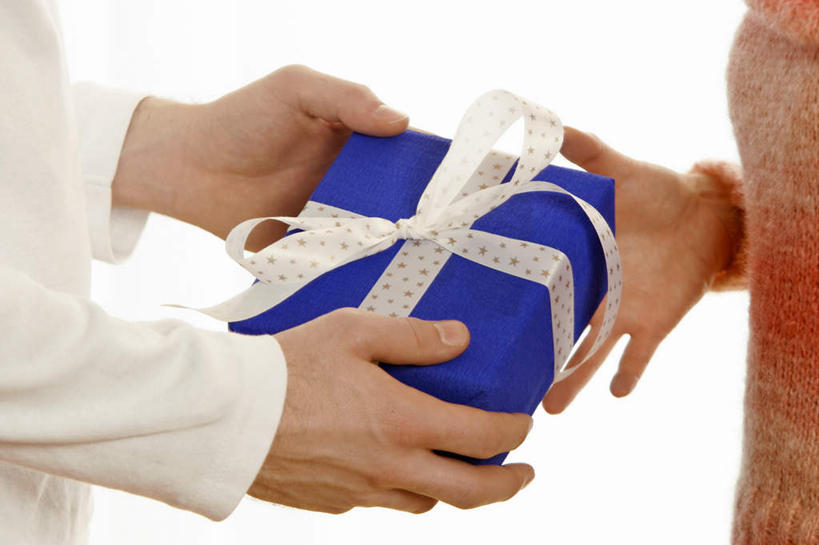 西方人,手,两个人,站,捧,横图,室内,特写,白天,白色背景,侧面,礼盒,礼物,欧洲,欧洲人,握,服装,装饰,纸盒,拿,拿着,休闲装,盒子,一个,衣服,蓝色,白色,包装盒,蝴蝶结,礼品盒,站着,休闲,手部,休闲服,握着,摄影,服饰,礼品,影棚,单个,赠送,华丽,修饰,点缀,衬托,美观,雅致,雅观,男人,男性,年轻男性,年轻女性,女人,女性,白种人,端,端着,捧着,手捧,站立,半身,彩图,影棚拍摄,拍摄