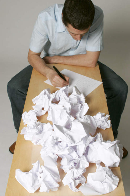 西方人,一个人,坐,竖图,俯视,室内,白天,沙发,桌子,欧洲,欧洲人,仅一个男性,仅一个人,一堆,许多,握,写,堆叠,堆积,灰色背景,服装,裤子,笔,办公桌,垃圾,拿,拿着,注视,牛仔裤,休闲装,仅一个年轻男性,衣服,白色,观察,看,休闲,休闲服,握着,摄影,服饰,影棚,纸团,观看,堆,废纸,察看,关注,布艺沙发,男人,男性,年轻男性,白种人,坐着,半身,彩图,高角度拍摄,影棚拍摄,拍摄