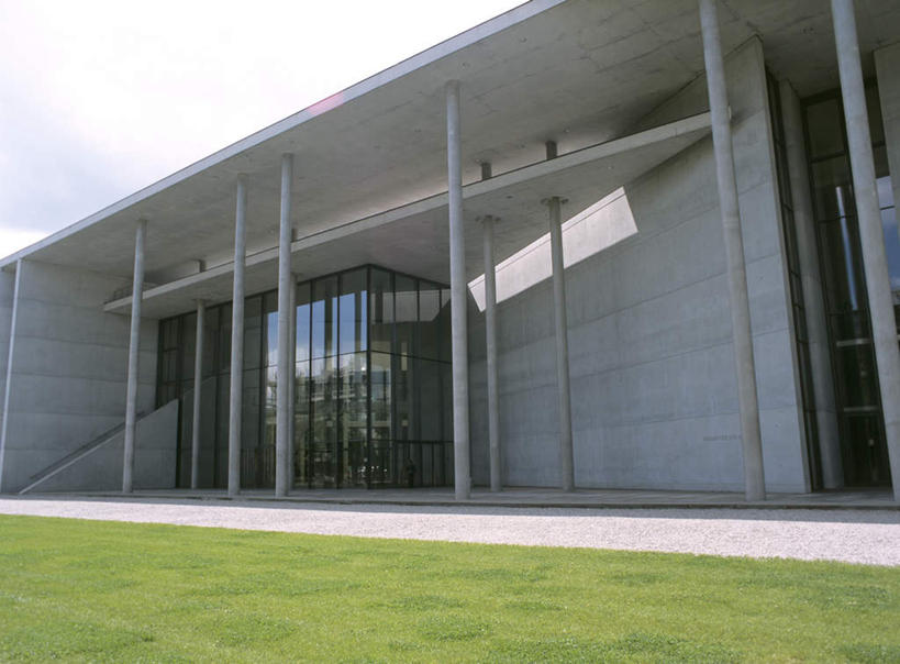 无人,家,横图,室外,白天,正面,旅游,度假,草地,草坪,植物,标志建筑,道路,地标,建筑,路,德国,欧洲,阴影,光线,影子,柱子,房屋,屋子,云,云朵,小路,交通,云彩,娱乐,建设,楼房,慕尼黑,住宅,草,蓝色,绿色,白云,蓝天,天空,阳光,天,享受,休闲,旅游胜地,放松,晴朗,西欧,德意志联邦共和国,首府,巴伐利亚,巴伐利亚州,拜恩州,拜恩自由州,现代艺术陈列馆,晴空,彩图,房子