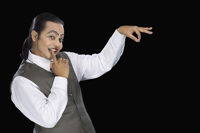 一个人,演员,电影明星,站,笑,微笑,露齿笑,横图,室内,白天,正面,戏服,游戏,亚洲,仅一个男性,仅一个人,表演,咬,黑色背景,服装,玩,注视,休闲装,娱乐,仅一个年轻男性,衣服,观察,看,手势,站着,休闲,手指,休闲服,摄影,服饰,影棚,观看,兰花指,活动,咬着,察看,发泄,关注,消遣,智力,角色扮演,宣泄,演戏,男人,男性,年轻男性,亚洲人,印度人,影视明星,玩耍,嬉戏,站立,半身,彩图,影棚拍摄,拍摄