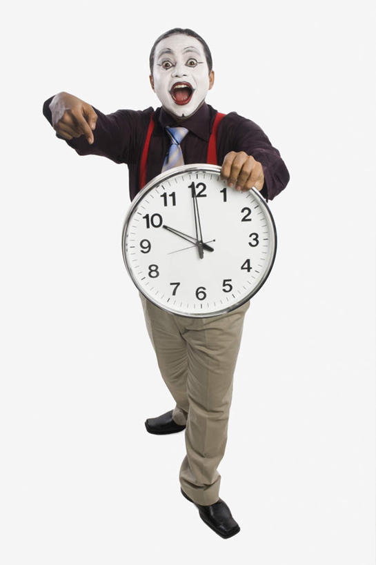 一个人,小丑,演员,电影明星,站,竖图,室内,白天,白色背景,正面,亚洲,仅一个男性,仅一个人,指,服装,时间,标志,时钟,数字,文字,字符,拿,拿着,注视,方向,标识,仅一个年轻男性,衣服,挂钟,观察,看,手势,站着,张嘴,表,摄影,阿拉伯数字,服饰,影棚,观看,察看,指向,衣着,穿着,关注,张大嘴巴,衣饰,男人,男性,年轻男性,亚洲人,印度人,丑角,钟,张开嘴,影视明星,站立,彩图,全身,影棚拍摄,拍摄