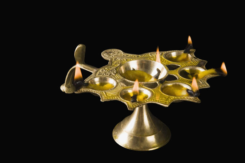 无人,横图,俯视,室内,特写,白天,蜡烛,照明,阴影,黑色背景,节日,庆祝,光线,火焰,影子,烛光,灯光,燃烧,文化,灯,灯具,点燃,庆典,摄影,影棚,纪念,照亮,照明设备,油灯,印度文化,排灯节,万灯节,彩图,高角度拍摄,影棚拍摄,拍摄,大宝森节,屠妖节,印度灯节