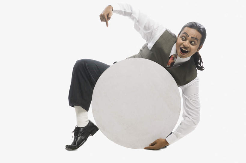 一个人,小丑,站,横图,室内,白天,白色背景,正面,衬衫,西装,跳舞,印度,亚洲,仅一个男性,仅一个人,握,套装,服装,正装,领带,拿,拿着,注视,职业装,仅一个年轻男性,衣服,白色,观察,看,站着,握着,摄影,服饰,影棚,观看,圆盘,察看,象征,衣着,庄重,穿着,关注,身份,舞姿,正式,地位,衣饰,男人,男性,年轻男性,亚洲人,印度人,丑角,站立,彩图,全身,影棚拍摄,衬衣,拍摄,舞蹈