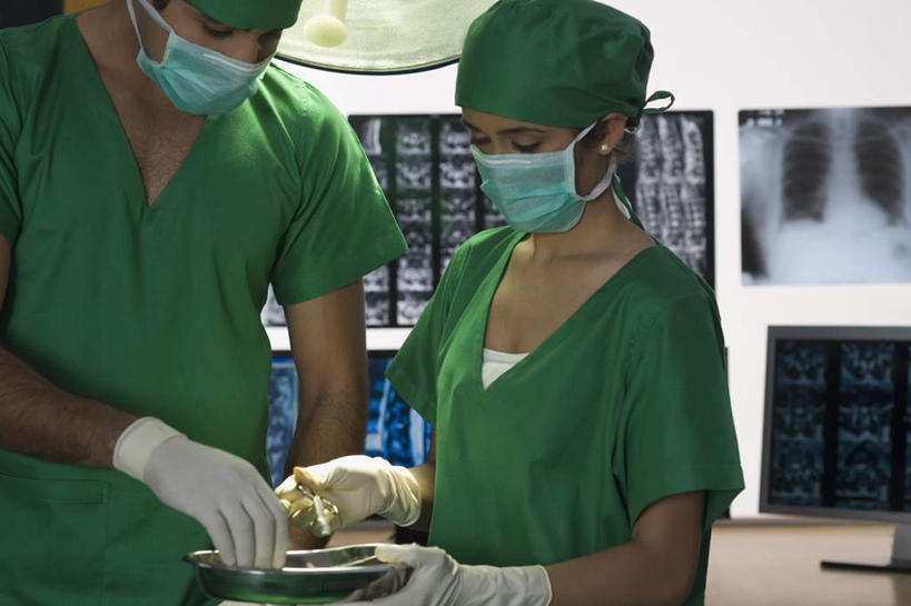 两个人,伙伴,朋友,医生,医院,横图,x光片,室内,白天,侧面,友谊,合作,团队,亚洲,握,服装,分离,辐射,科学,医学,过滤,拿,分开,拿着,衣服,绿色,口罩,医护人员,医疗人员,隔断,战略,握着,遮掩,服饰,隔离,医疗,卫生,手术工具,科学技术,x射线,掩盖,指着,遮挡,衣着,穿着,净化,间隔,预防,x光,手术服,遮盖,防尘,医疗机构,联合,合谋,掩饰,断绝,隔开,屏蔽,屏绝,远离,中断,阻遏,阻隔,衣饰,配合,协作,男人,男性,年轻男性,年轻女性,女人,女性,亚洲人,印度人,大夫,半身,彩图,病院,诊所,电磁波,电磁辐射