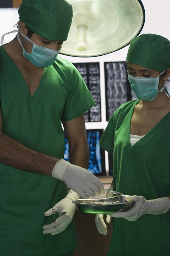 两个人,伙伴,朋友,医生,医院,竖图,x光片,室内,白天,侧面,友谊,合作,团队,亚洲,握,服装,分离,辐射,科学,医学,过滤,拿,分开,拿着,衣服,绿色,口罩,医护人员,医疗人员,隔断,战略,握着,遮掩,服饰,隔离,医疗,卫生,手术工具,科学技术,x射线,掩盖,指着,遮挡,衣着,穿着,净化,间隔,预防,x光,手术服,遮盖,防尘,医疗机构,联合,合谋,掩饰,断绝,隔开,屏蔽,屏绝,远离,中断,阻遏,阻隔,衣饰,配合,协作,男人,男性,年轻男性,年轻女性,女人,女性,亚洲人,印度人,大夫,半身,彩图,病院,诊所,电磁波,电磁辐射