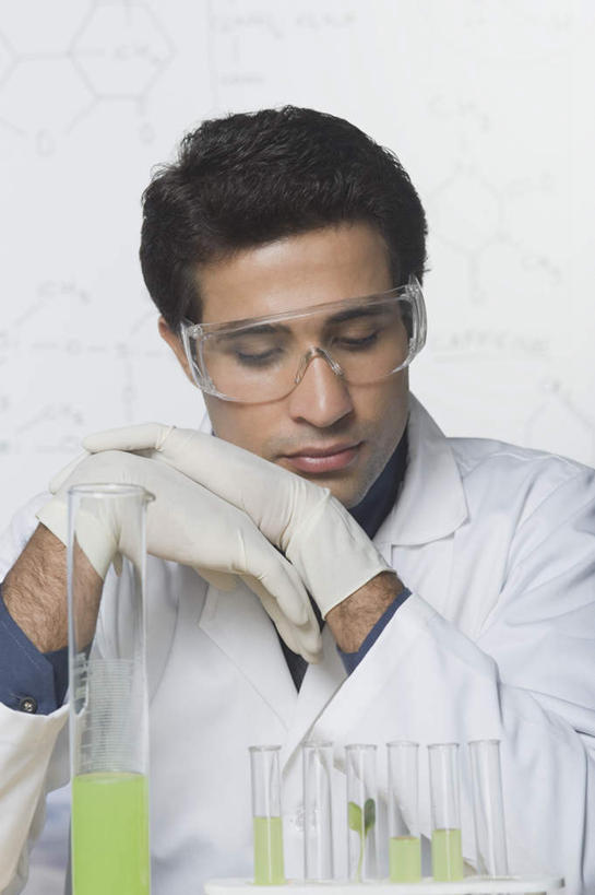 一个人,技术人员,竖图,室内,白天,正面,安全,实验,仪器,杯子,亚洲,仅一个男性,仅一个人,服装,研究,透明,分析,化学,测试,试管,眼镜,实验室,防护,玻璃制品,仅一个年轻男性,衣服,玻璃瓶,瓶子,器皿,服饰,护目镜,保护,衣着,穿着,保险,计量,实验器材,玻璃仪器,试验耗材,实验用品,保全,周全,安稳,安定,安全防护眼镜,衣饰,平安,男人,男性,年轻男性,亚洲人,印度人,玻璃杯,技术员,半身,彩图,防护眼镜