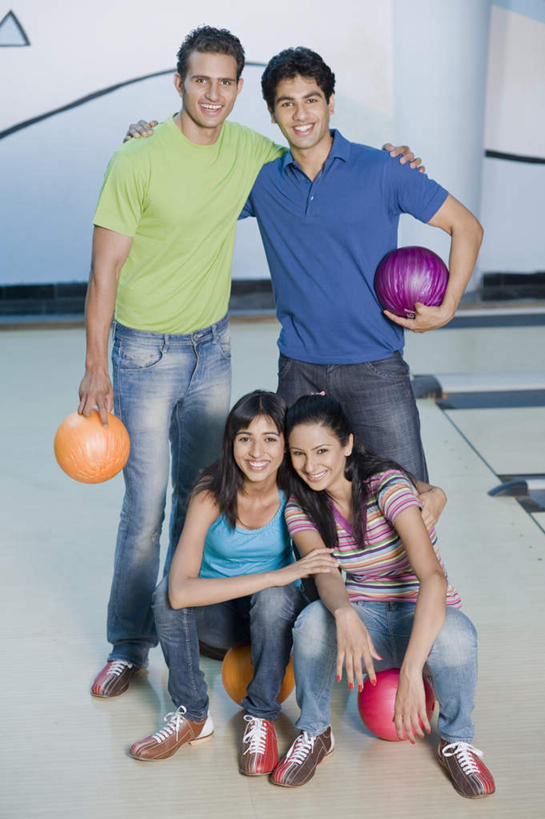 四个人,站,坐,笑,微笑,露齿笑,竖图,室内,白天,正面,锻炼,运动,保龄球,亚洲,服装,保龄球馆,保龄球瓶,速度,注视,娱乐,运动器械,球道,衣服,观察,看,站着,健身器械,力量,平衡,服饰,观看,技巧,协调,察看,衣着,穿着,关注,健身器材,灵敏,球馆,柔韧,趣味,耐力,抗争,球瓶,保龄球道,指孔,衣饰,体育,地滚球,男人,男性,年轻男性,年轻女性,女人,女性,亚洲人,印度人,站立,坐着,彩图,全身,健身,运动器材