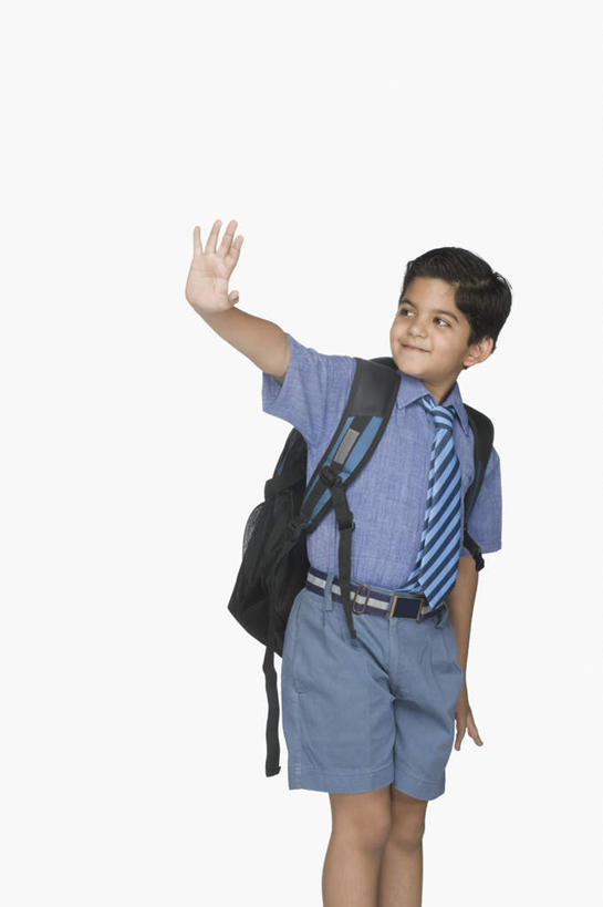 儿童,一个人,学生,站,举,竖图,室内,白天,白色背景,正面,纯洁,亚洲,仅一个男性,仅一个人,服装,包,书包,挥手,注视,再见,小孩,衣服,背包,观察,看,手势,托,站着,招手,仅一个小孩,可爱,童年,童趣,摄影,服饰,影棚,告别,观看,察看,衣着,穿着,关注,摆动,童真,烂漫,无邪,离别,辞行,衣饰,天真,男孩,男人,男性,亚洲人,印度人,孩子,举起,举手,举着,向上举,向上伸,向上托,站立,半身,彩图,影棚拍摄,拍摄,双肩包,男生