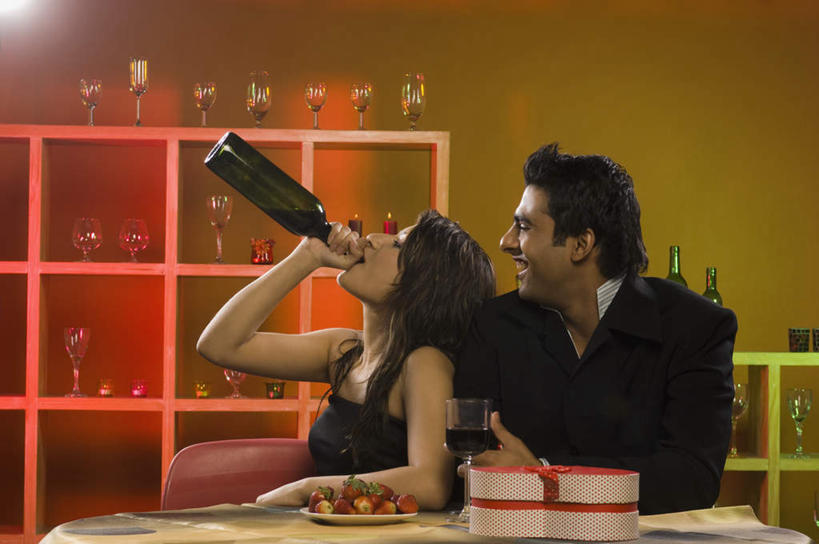 两个人,家庭,酒吧,坐,横图,室内,夜晚,正面,爱情,旅游,度假,杯子,礼盒,礼物,亚洲,喝,高脚杯,纸盒,红酒杯,浪漫,拿,拿着,注视,娱乐,玻璃制品,盒子,酒柜,包装盒,玻璃瓶,酒杯,礼品盒,观察,看,享受,休闲,温暖,温馨,一家人,恩爱,放松,恋人,礼品,观看,和睦,察看,关注,男人,男性,年轻男性,年轻女性,女人,女性,亚洲人,印度人,情侣,玻璃杯,玩耍,坐着,半身,彩图,酒吧间,酒馆,伴侣,融洽